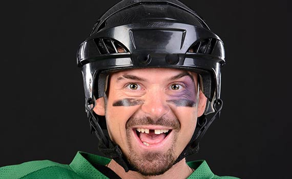 Etuhampaaton jääkiekkopelaaja